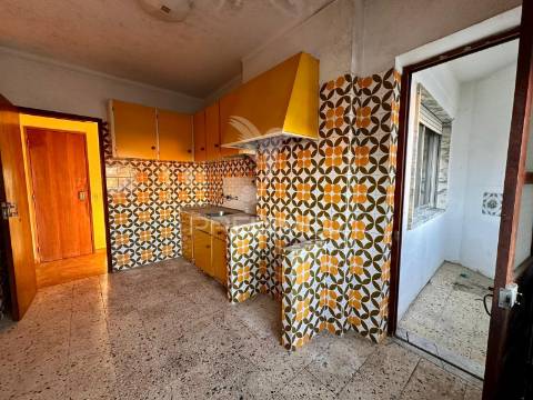 Apartamento t4 com varandas em setúbal