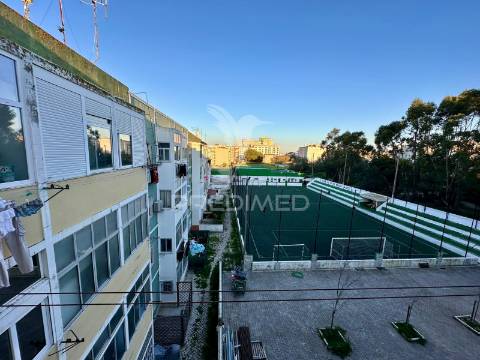 Apartamento t4 com varandas em setúbal