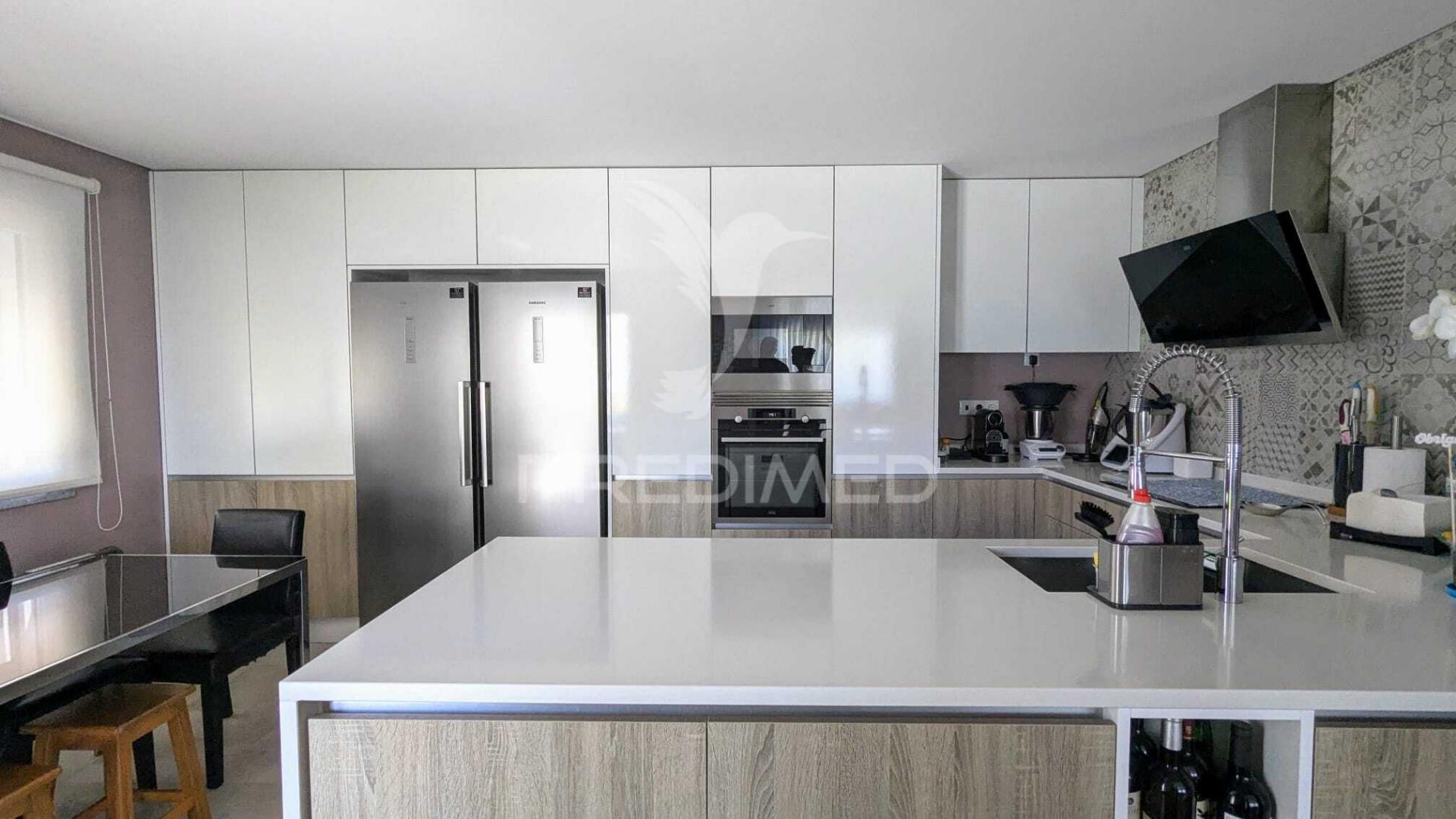 Moradia independente t4 + 1 bairro girassol - caneças