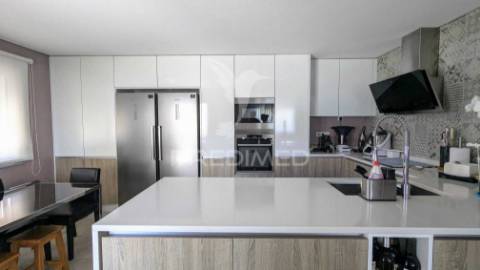 Moradia independente t4 + 1 bairro girassol - caneças