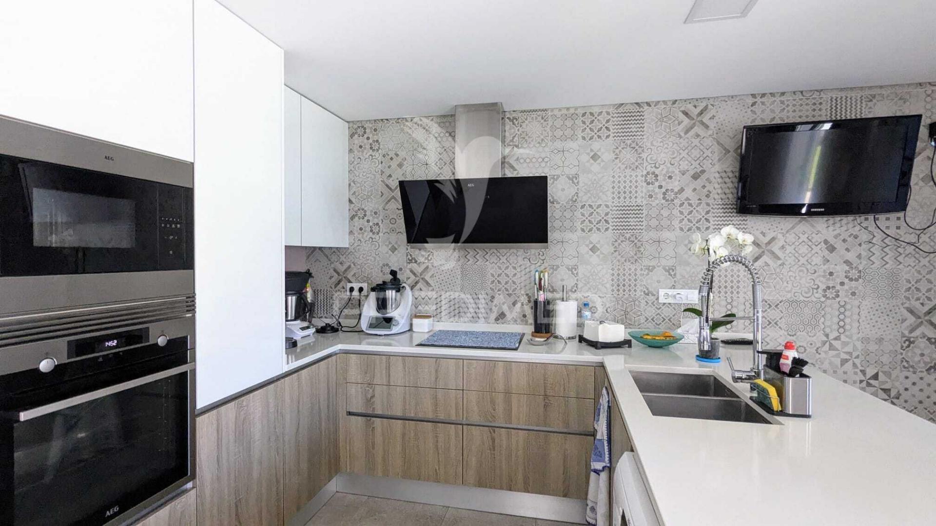 Moradia independente t4 + 1 bairro girassol - caneças