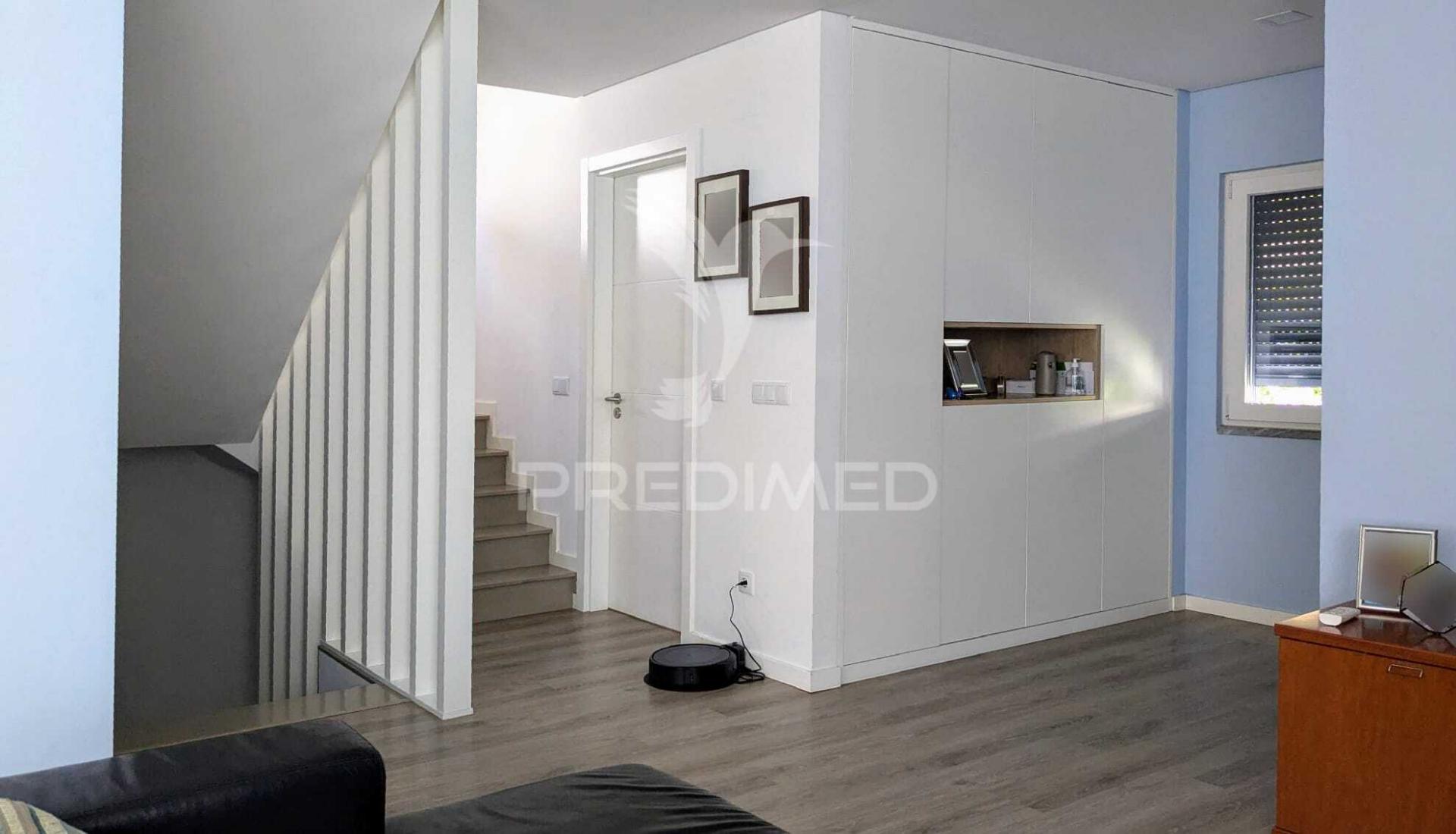 Moradia independente t4 + 1 bairro girassol - caneças