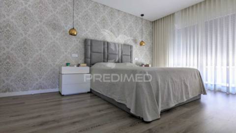 Moradia independente t4 + 1 bairro girassol - caneças