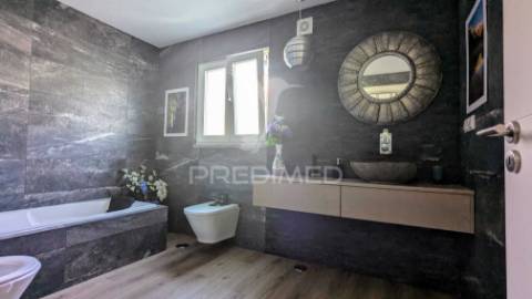 Moradia independente t4 + 1 bairro girassol - caneças