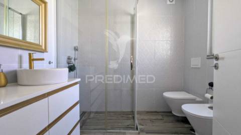 Moradia independente t4 + 1 bairro girassol - caneças