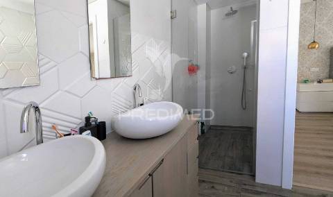 Moradia independente t4 + 1 bairro girassol - caneças