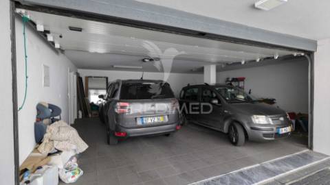 Moradia independente t4 + 1 bairro girassol - caneças