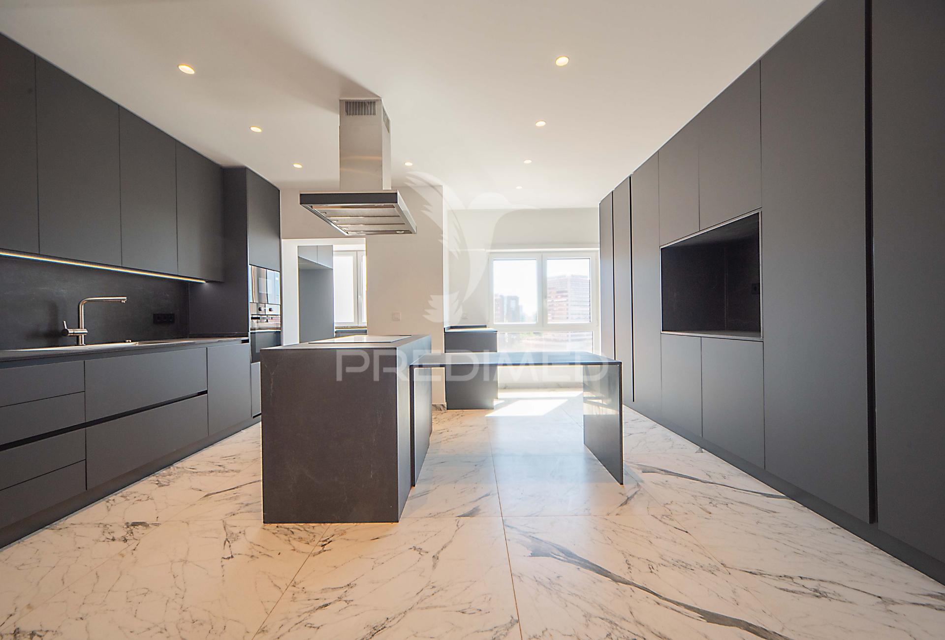 Luxuoso apartamento t4 em lisboa com vista panorâmica em condomínio fechado