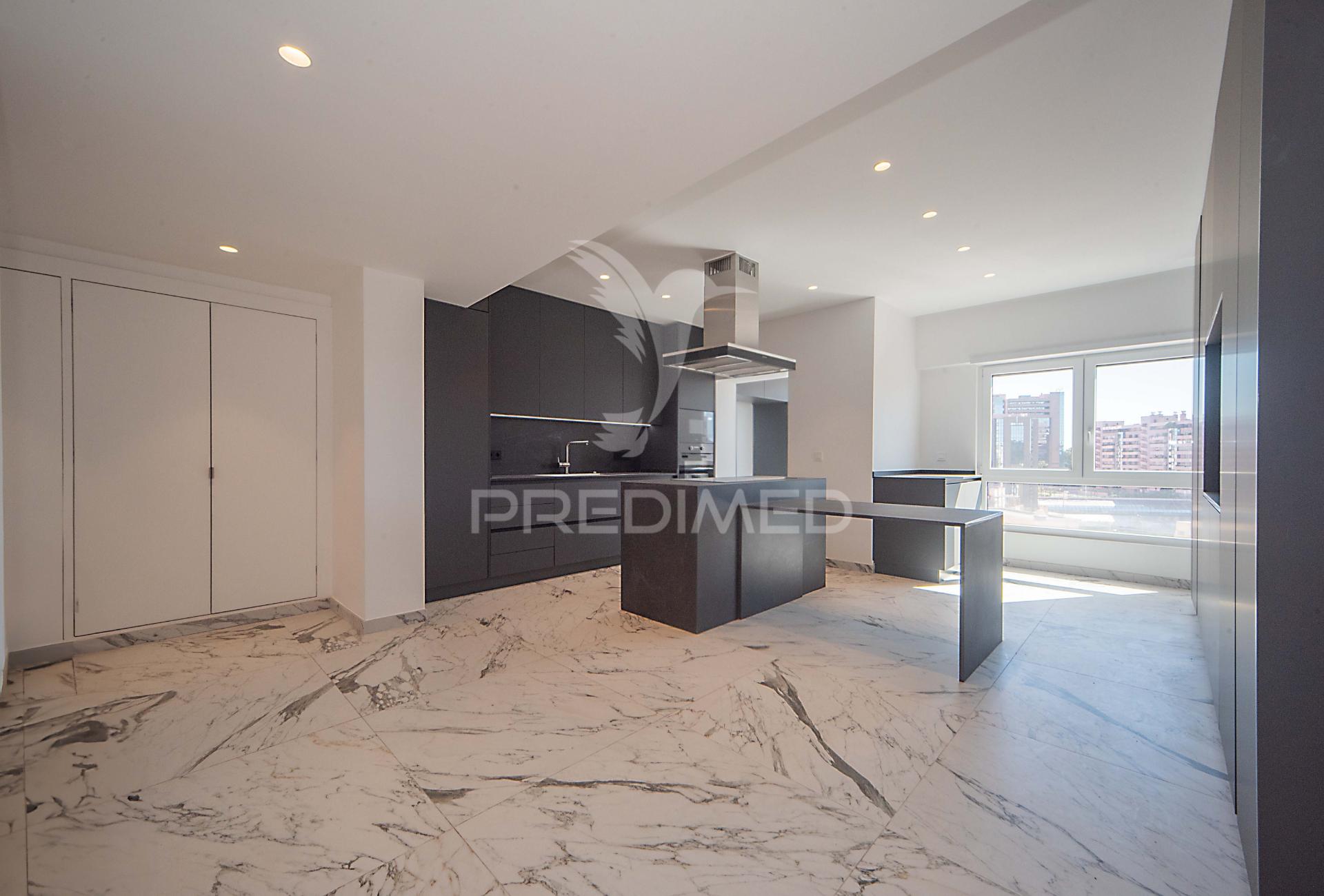 Luxuoso apartamento t4 em lisboa com vista panorâmica em condomínio fechado