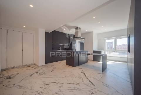 Luxuoso apartamento t4 em lisboa com vista panorâmica em condomínio fechado