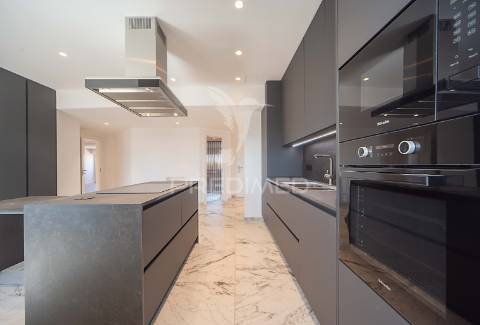 Luxuoso apartamento t4 em lisboa com vista panorâmica em condomínio fechado