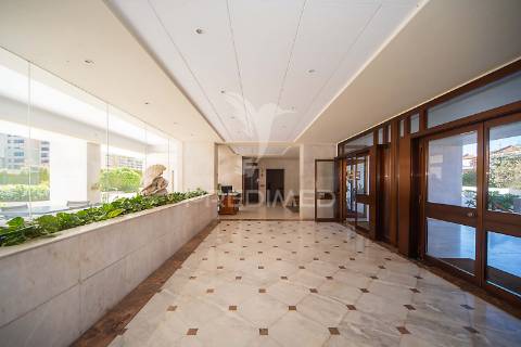 Luxuoso apartamento t4 em lisboa com vista panorâmica em condomínio fechado