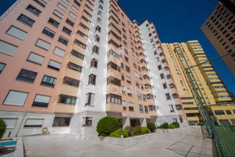 Luxuoso apartamento t4 em lisboa com vista panorâmica em condomínio fechado