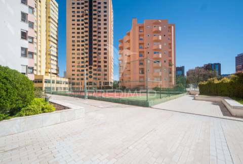 Luxuoso apartamento t4 em lisboa com vista panorâmica em condomínio fechado