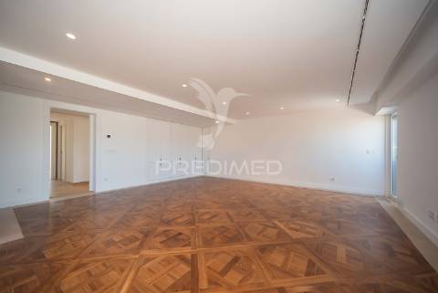 Luxuoso apartamento t4 em lisboa com vista panorâmica em condomínio fechado