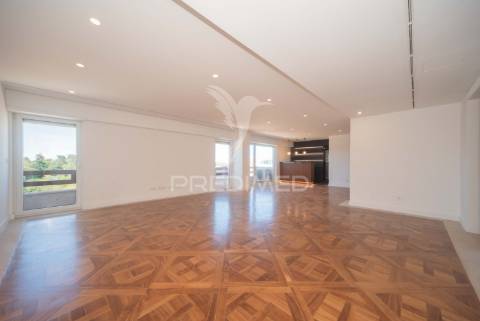 Luxuoso apartamento t4 em lisboa com vista panorâmica em condomínio fechado