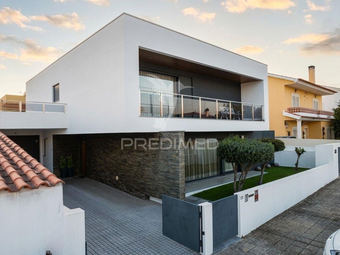 Moradia moderna t3+1 casais de revelhos