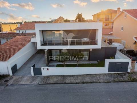 Moradia moderna t3+1 casais de revelhos