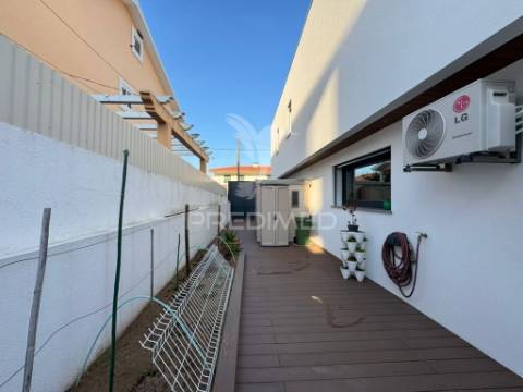 Moradia moderna t3+1 casais de revelhos