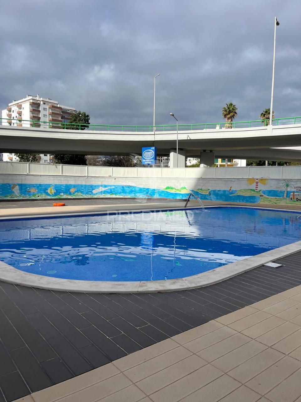 Apartamento com piscina e lugar de garagem na praia da rocha