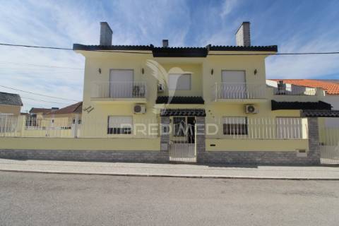 Moradia t3 bifamiliar com logradouro e garagem .