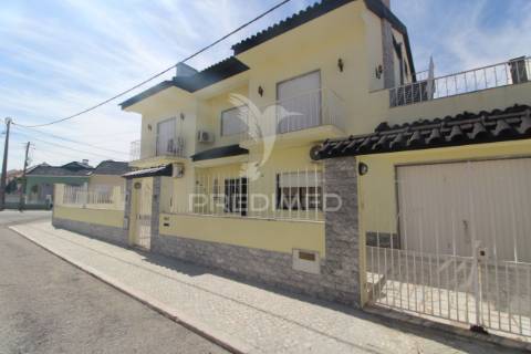 Moradia t3 bifamiliar com logradouro e garagem .