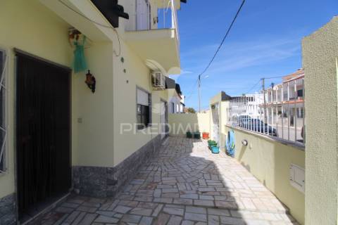 Moradia t3 bifamiliar com logradouro e garagem .