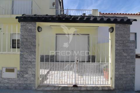 Moradia t3 bifamiliar com logradouro e garagem .