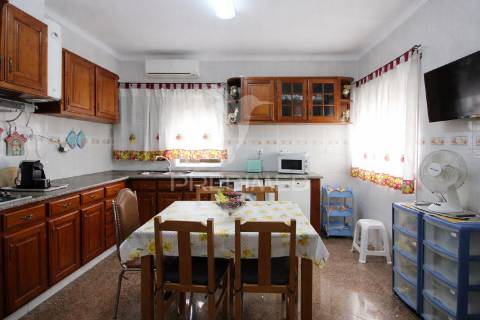 Moradia t3 bifamiliar com logradouro e garagem .