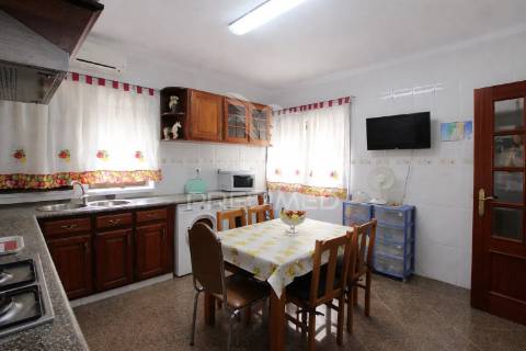 Moradia t3 bifamiliar com logradouro e garagem .