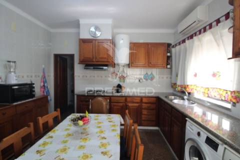 Moradia t3 bifamiliar com logradouro e garagem .