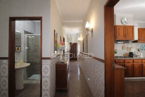 Moradia t3 bifamiliar com logradouro e garagem .