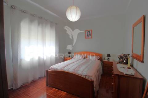 Moradia t3 bifamiliar com logradouro e garagem .