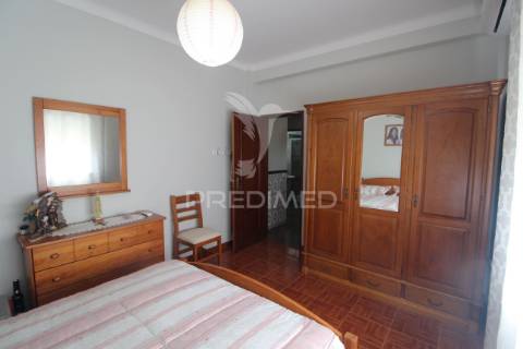 Moradia t3 bifamiliar com logradouro e garagem .