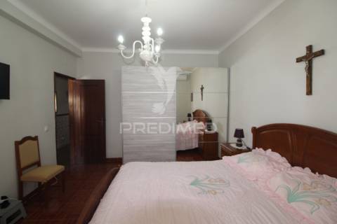 Moradia t3 bifamiliar com logradouro e garagem .