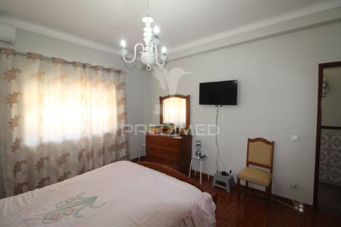 Moradia t3 bifamiliar com logradouro e garagem .