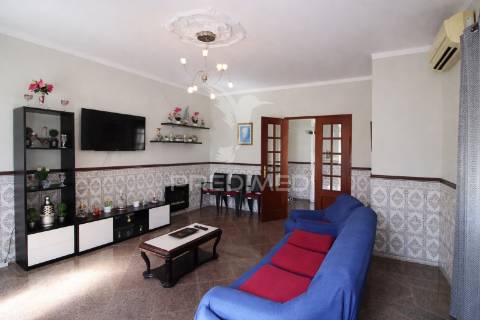 Moradia t3 bifamiliar com logradouro e garagem .