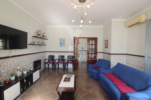 Moradia t3 bifamiliar com logradouro e garagem .