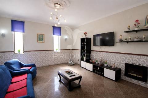 Moradia t3 bifamiliar com logradouro e garagem .