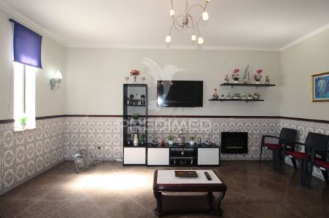 Moradia t3 bifamiliar com logradouro e garagem .