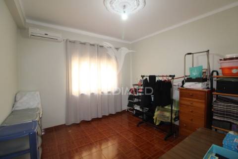 Moradia t3 bifamiliar com logradouro e garagem .