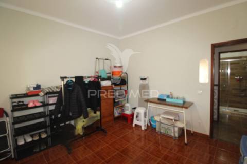 Moradia t3 bifamiliar com logradouro e garagem .