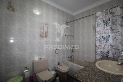 Moradia t3 bifamiliar com logradouro e garagem .