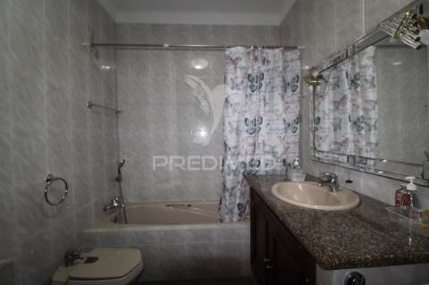 Moradia t3 bifamiliar com logradouro e garagem .