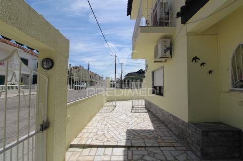 Moradia t3 bifamiliar com logradouro e garagem .