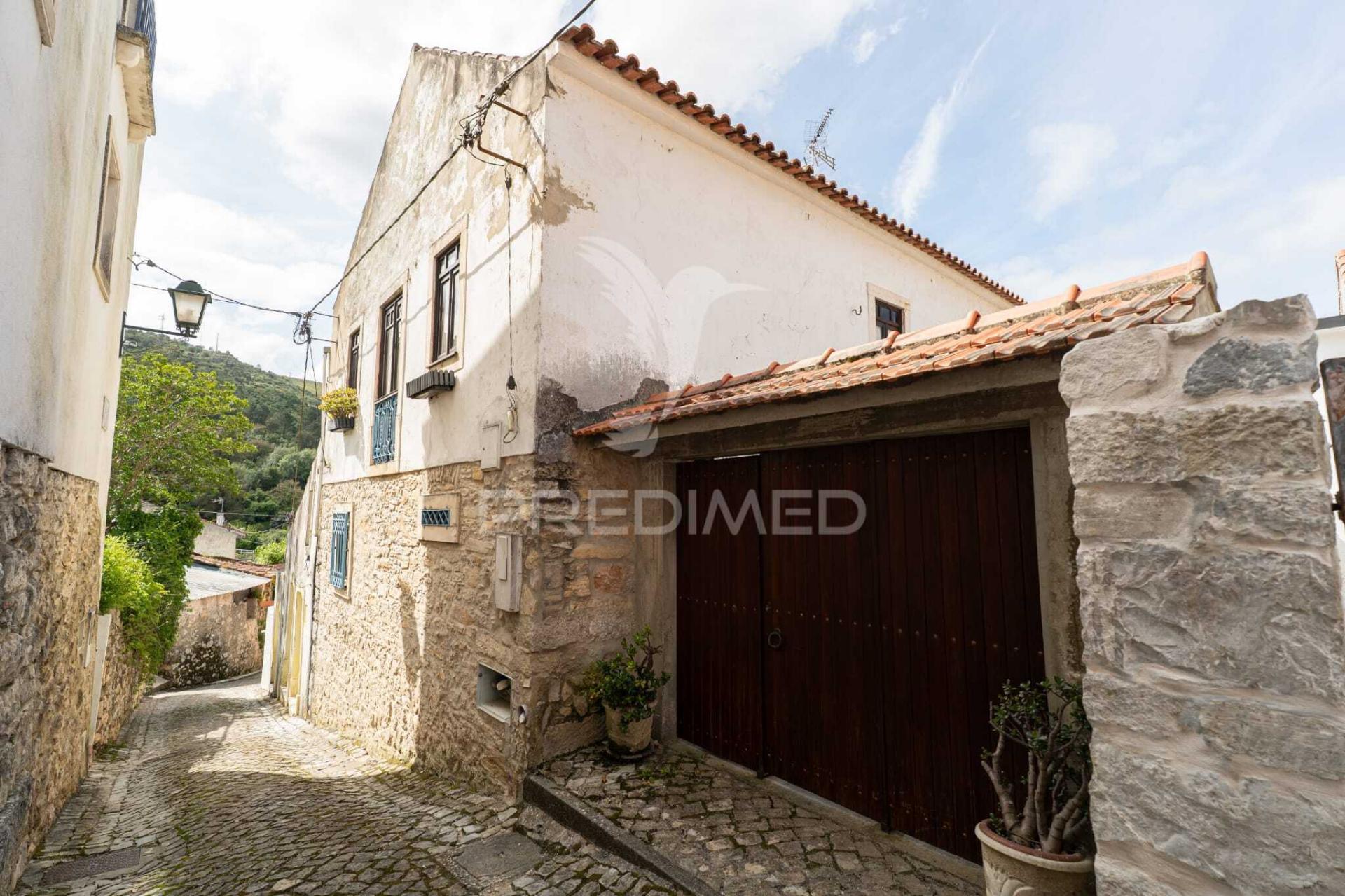 Casa rústica t3 em pedra com vista panorâmica para a serra, situada na vila do reguengo fétal, batalha.