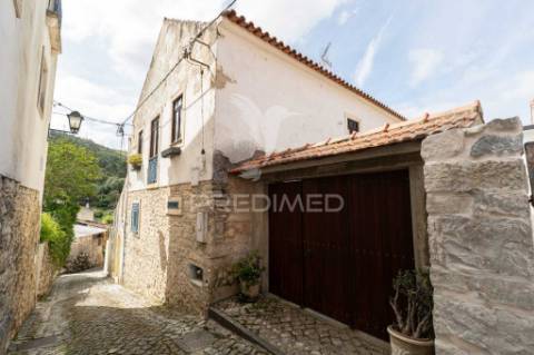 Casa rústica t3 em pedra com vista panorâmica para a serra, situada na vila do reguengo fétal, batalha.