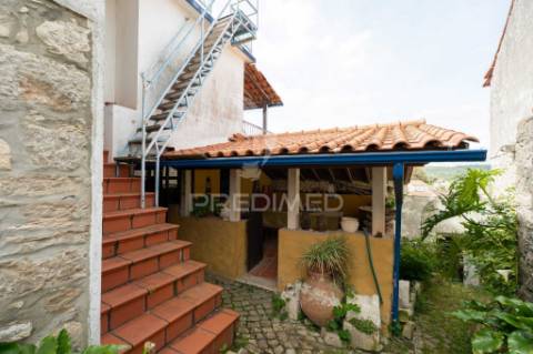 Casa rústica t3 em pedra com vista panorâmica para a serra, situada na vila do reguengo fétal, batalha.