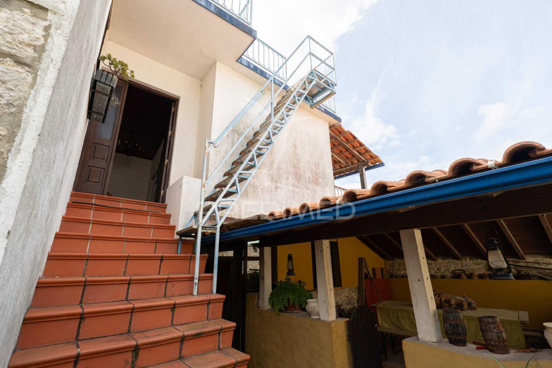Casa rústica t3 em pedra com vista panorâmica para a serra, situada na vila do reguengo fétal, batalha.