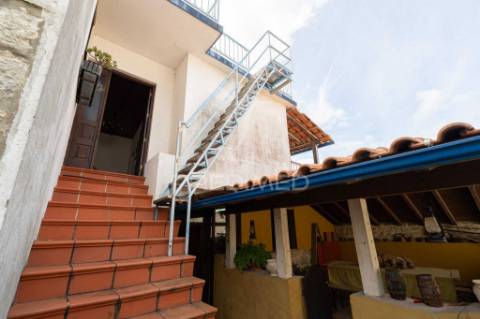 Casa rústica t3 em pedra com vista panorâmica para a serra, situada na vila do reguengo fétal, batalha.